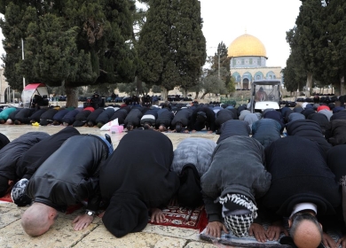 عشرات الآلاف يؤدون صلاة الجمعة في "الأقصى"