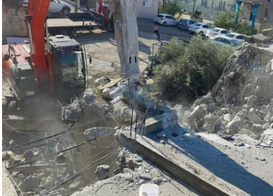 السلطات الإسرائيلية تجبر مواطنا على هدم منزله في طمرة