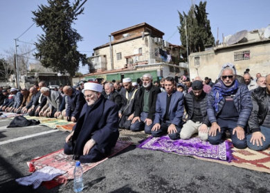 مقدسيون يؤدون صلاة الجمعة في حي الشيخ جراح دعما لأهله