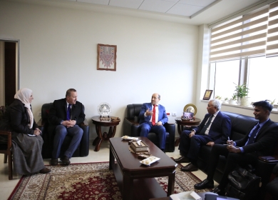 أبو زيد يبحث مع سفير سنغافورة التعاون في مجال الإدارة والتدريب