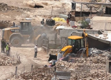 الاحتلال يخطر بوقف العمل في منزلين وبركس في يطا جنوب الخليل