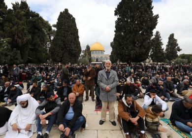 80 ألفا يؤدون "الجمعة" الأولى من رمضان في رحاب الأقصى