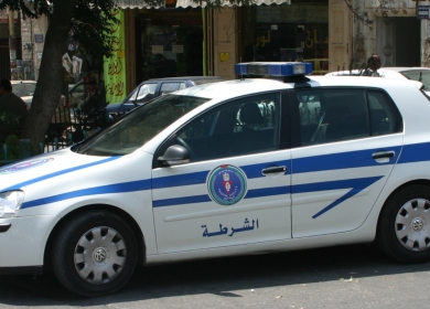 الشرطة: مجهولون يعتدون على سائق مركبة ويسرقون منه مبلغا ماليا في الخليل