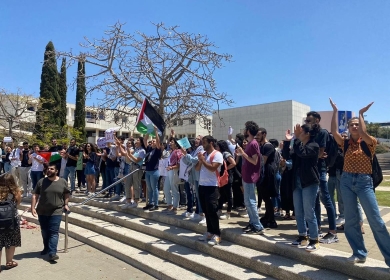 وقفة في جامعة تل أبيب تنديدا باغتيال الصحفية أبو عاقلة