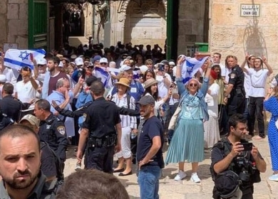مستوطنون يعتدون على سيدة مقدسية