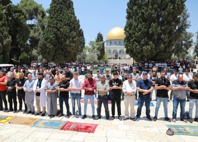 عشرات الآلاف يؤدون صلاة الجمعة في المسجد الأقصى