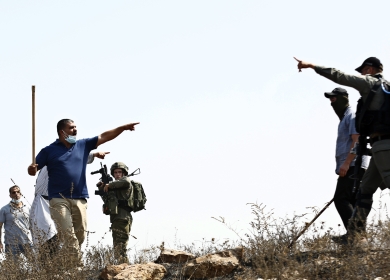 مستوطنون يهاجمون رعاة الأغنام ومنازل المواطنين في كيسان شرق بيت لحم