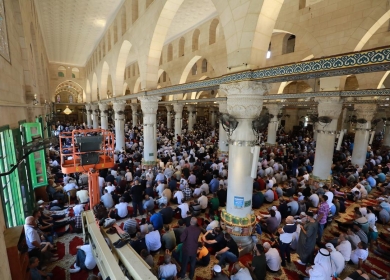 عشرات الآلاف يؤدون صلاة الجمعة في رحاب المسجد الأقصى