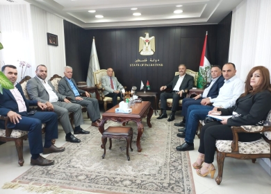 الوزير أحمد عساف خلال لقائه عضو اللجنة التنفيذية لمنظمة التحرير رئيس دائرة شؤون المغتربين الدكتور فيصل عرنكي