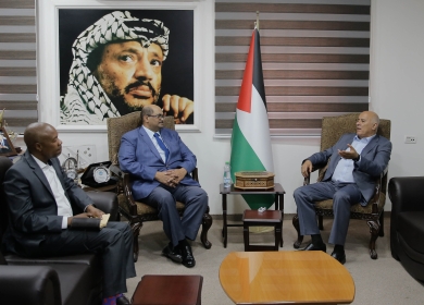 الرجوب يطلع سفير جنوب إفريقيا على آخر المستجدات