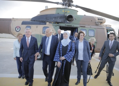 رئيس اللجنة الأولمبية الدولية يصل فلسطين