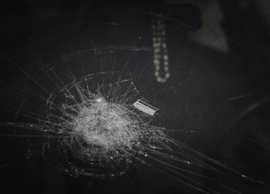 مستوطنون يهاجمون مركبات المواطنين عند مدخل البيرة الشمالي