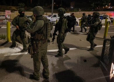 الاحتلال يصيب مواطنين ويعتقل نجل أحدهما في ضاحية السلام