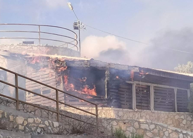 مستوطنون يحرقون متنزها و3 شاحنات ويعتدون على المواطنين في حوارة
