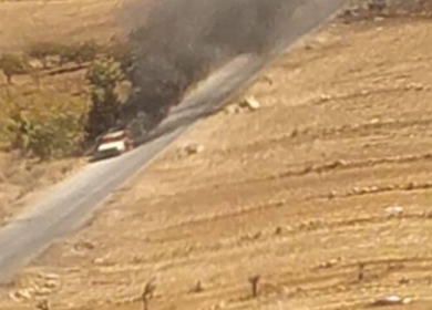 مستوطنون يحرقون مركبة ويقتلعون أشتال زيتون في المغير شرق رام الله
