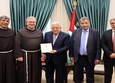 الرئيس يتسلم دعوة لحضور قداس عيد الميلاد المجيد