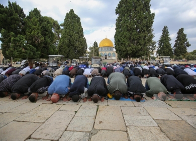 خمسون ألفا يؤدون صلاة الجمعة في المسجد الأقصى