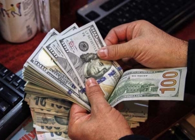 الدولار يتراجع بنحو 1% مقابل اليورو مع تباطؤ التضخم في تشرين الثاني