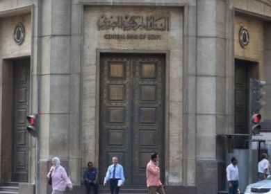 الجنيه المصري يتراجع أكثر بعد ثالث خفض له في أقل من عام