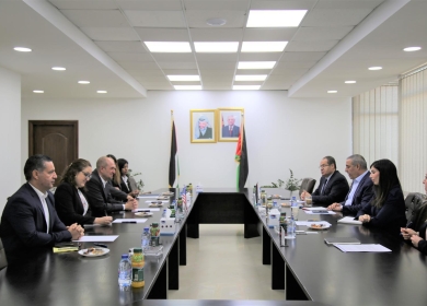 الشيخ يطلع هادي عمرو على اعتداءات الاحتلال ومستوطنيه