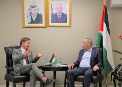 الشيخ يطلع المبعوث الأوروبي على اعتداءات الاحتلال ومستوطنيه 