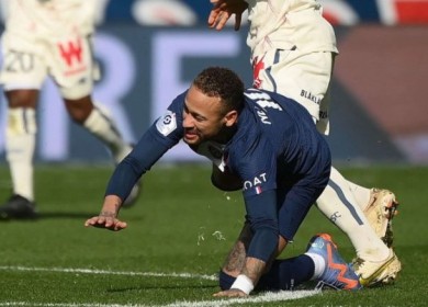 البرازيلي نيمار مهاجم باريس سان جيرمان سيخضع لجراحة ويغيب لنهاية الموسم