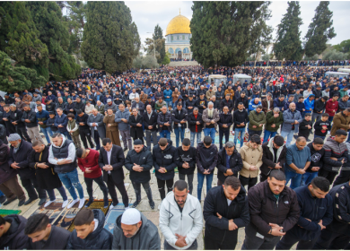 70 ألفا يؤدون صلاة الجمعة في المسجد الأقصى