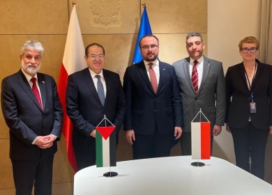الخالدي يطلع نائب وزير الخارجية البولندي على آخر التطورات على الساحة الفلسطينية