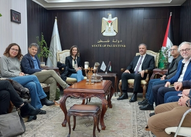 الوزير عساف يطلع وفدا من القناة التلفزيونية البريطانية الرابعة على تطورات القضية الفلسطينية