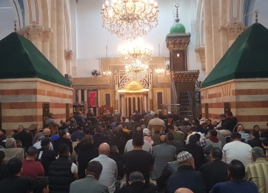 رغم عرقلة الاحتلال: الآلاف يؤمون الحرم الإبراهيمي في الجمعة الأولى من رمضان