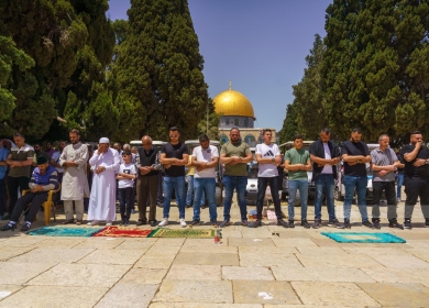 40 ألفا يؤدون صلاة الجمعة في المسجد الأقصى