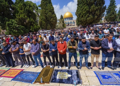 40 ألفا يؤدون صلاة الجمعة في المسجد الأقصى