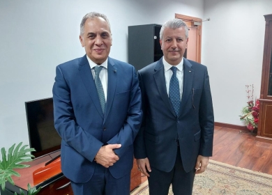 غانم يبحث مع نائب وزير الإتصالات المصري سبل خلق وتطوير الأساليب الحديثة للخدمات الحكومية الإلكترونية