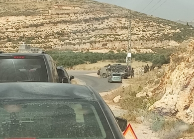 الاحتلال يعيد إغلاق مدخلي قرية المغير شرق رام الله