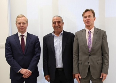 الشيخ يطلع المبعوث الأوروبي لعملية السلام على آخر المستجدات السياسية