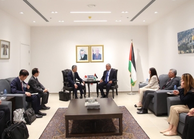 الشيخ يطلع نائب وزير الخارجية الياباني على آخر المستجدات السياسية