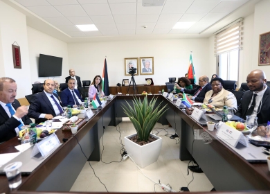 أبو زيد يطلع وزيرة الخدمة المدنية الإفريقية على سير العمل في المدرسة الوطنية للإدارة