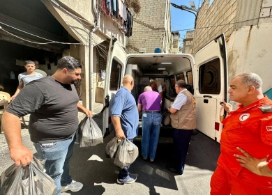 بتوجيهات الرئيس: دائرة شؤون اللاجئين وسفارة فلسطين في لبنان توزعان وجبات غذائية على النازحين من مخيم عين الحلوة