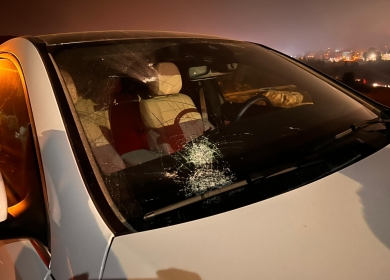 مستوطنون يهاجمون مركبات المواطنين جنوب وشرق الخليل