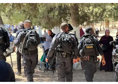 القدس: إصابات واعتقال مواطن في اعتداء للاحتلال على المصلين عند باب الأسباط