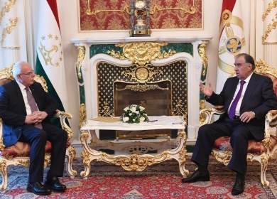 المالكي يسلم رسالة من الرئيس إلى رئيس طاجيكستان