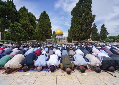 50 ألفا يؤدون صلاة الجمعة في المسجد الأقصى