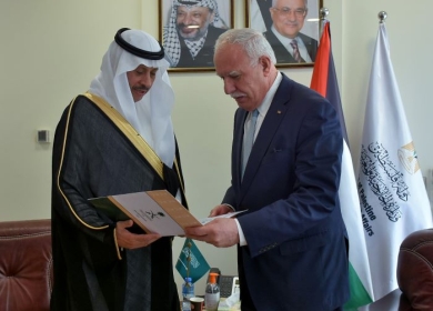 المالكي يتسلم نسخة من أوراق اعتماد السفير السعودي نايف السديري
