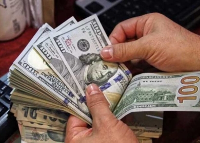 الدولار يرتفع وسط تقييم الأسواق لبيانات اقتصادية