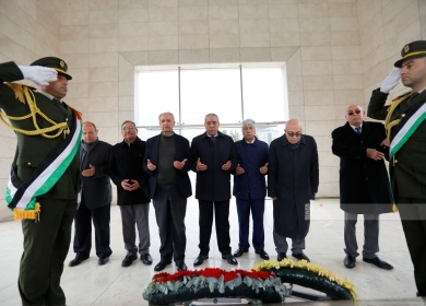 أمين سر اللجنة التنفيذية لمنظمة التحرير وأعضاء اللجنة يضعون إكليلا من الزهور على ضريح الشهيد عرفات