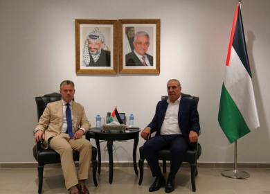 الشيخ يلتقي الممثل الإيرلندي الجديد في فلسطين