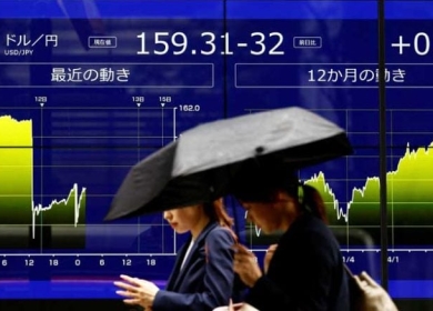 الدولار يتراجع مع انسحاب بايدن من انتخابات الرئاسة الأمريكية واليوان يستقر