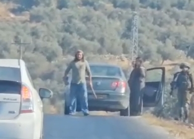 مستعمرون يهاجمون مركبات المواطنين جنوب شرق بيت لحم