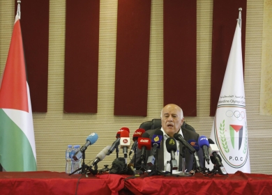 الاحتلال يحتجز الفريق الرجوب على معبر الكرامة