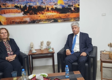 مجدلاني خلال لقائه القنصل البريطاني: نتنياهو مستمر في حرب الإبادة وحكومته بدأت بالضم التدريجي للضفة